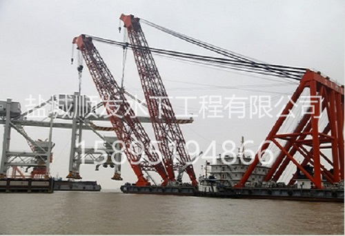 2014年“秦航工1”成功吊装国内zui大卸船机
